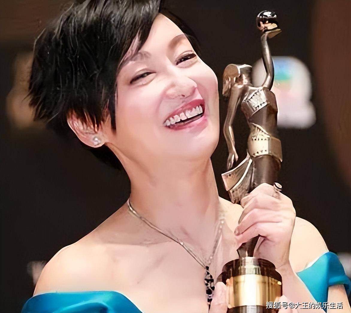 64岁惠英红:不婚不育,穿着婚纱,苦等初恋52年_母亲__