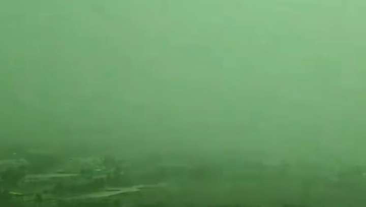 迪拜惊现绿色天空，一天时间下了一年的雨！机场成湖泊沙漠变泽国