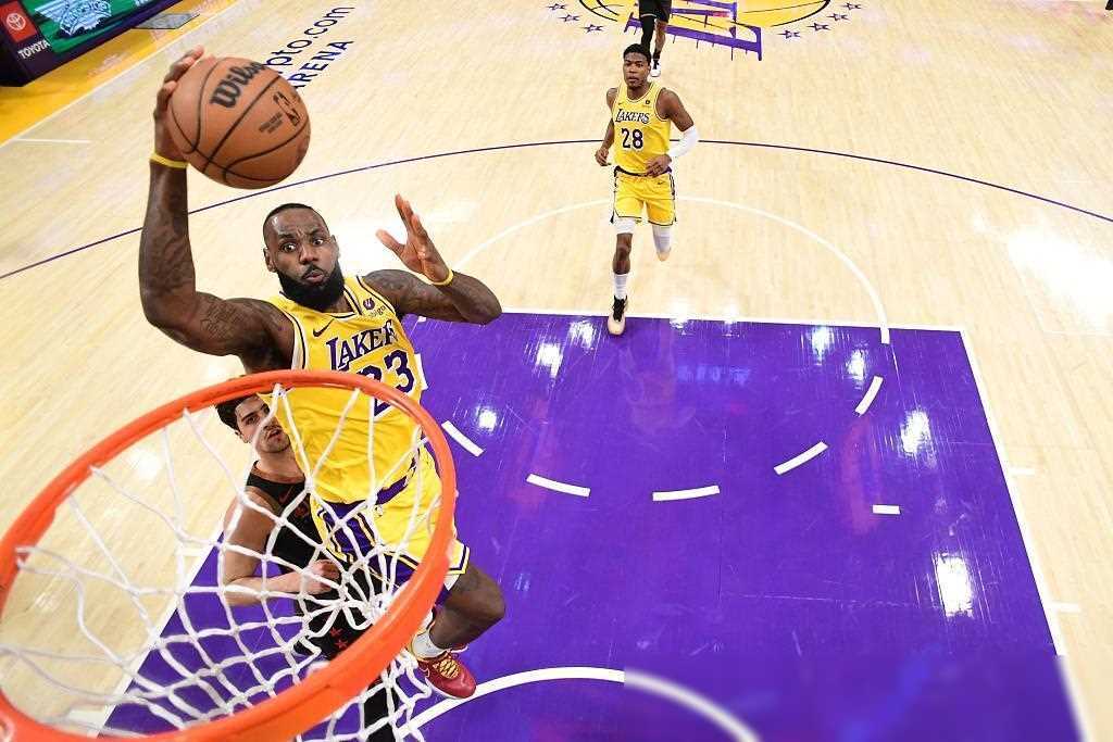 詹姆斯三分命中率飙升至历史最高45.2%:原因揭秘