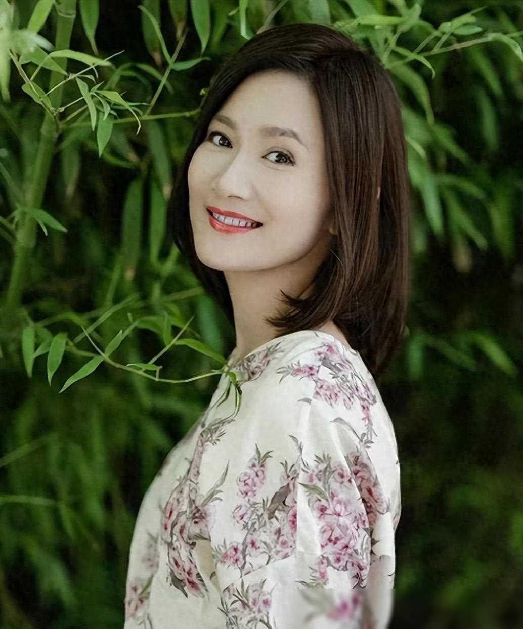 前妻独自抚养女儿,现年46岁仍美貌如花_潘雨辰_侯勇_婚姻