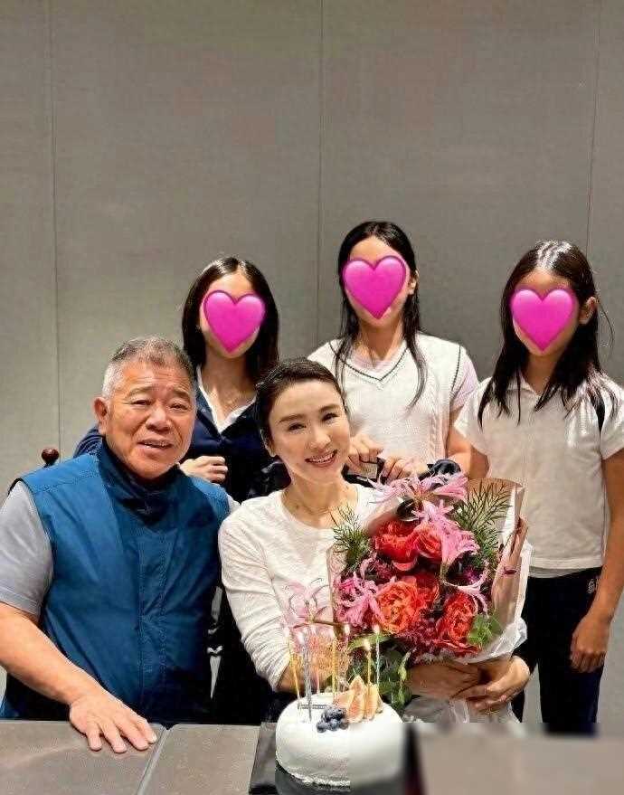 52岁黎姿与富商老公高调庆生!穿白t超减龄,幸福满满!