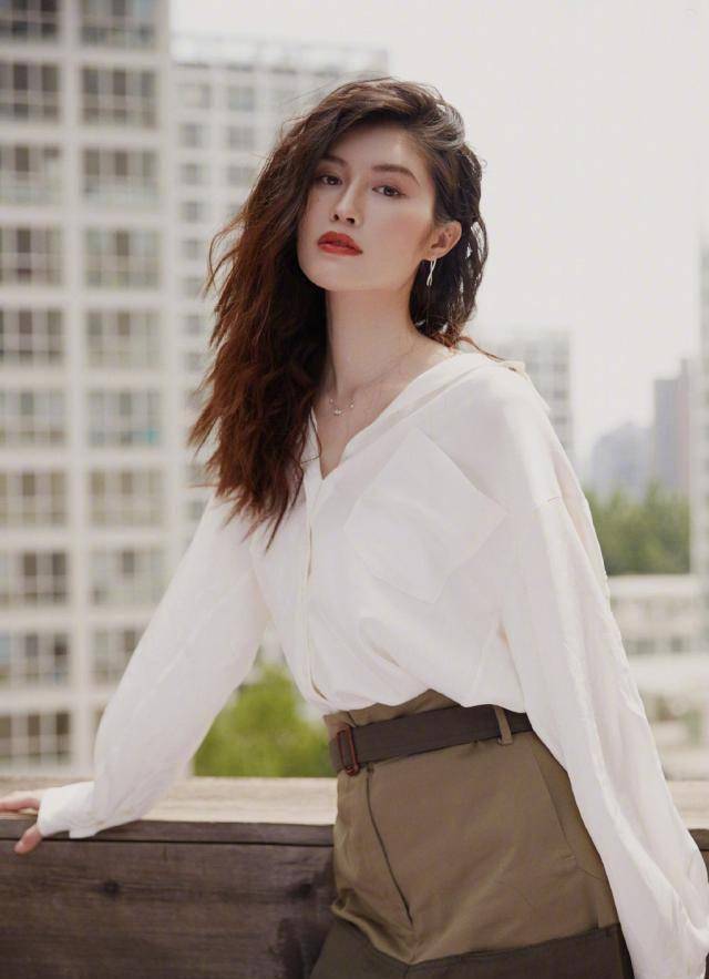 何穗不愧是超模穿双色拼接9分裤都不影响大长腿配短靴更酷了