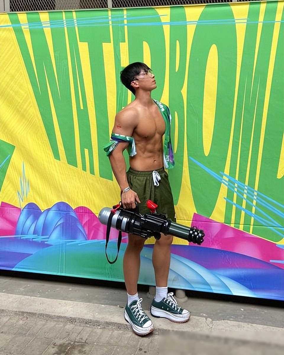 韩国大兵脱下军装肌肉身材不逊健身教练展示明显腹肌