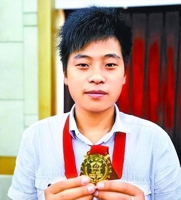 10年前23岁"托举哥"爬3楼救女童,事后默默走开,如今过得怎样_周冲_黄