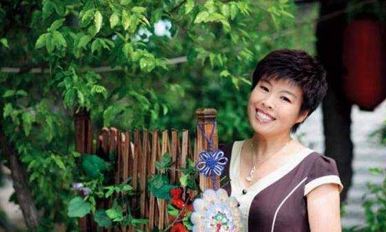 于丹的老公先行陪她的母亲去医院,她只能让自己的2个女博士带着闺女去