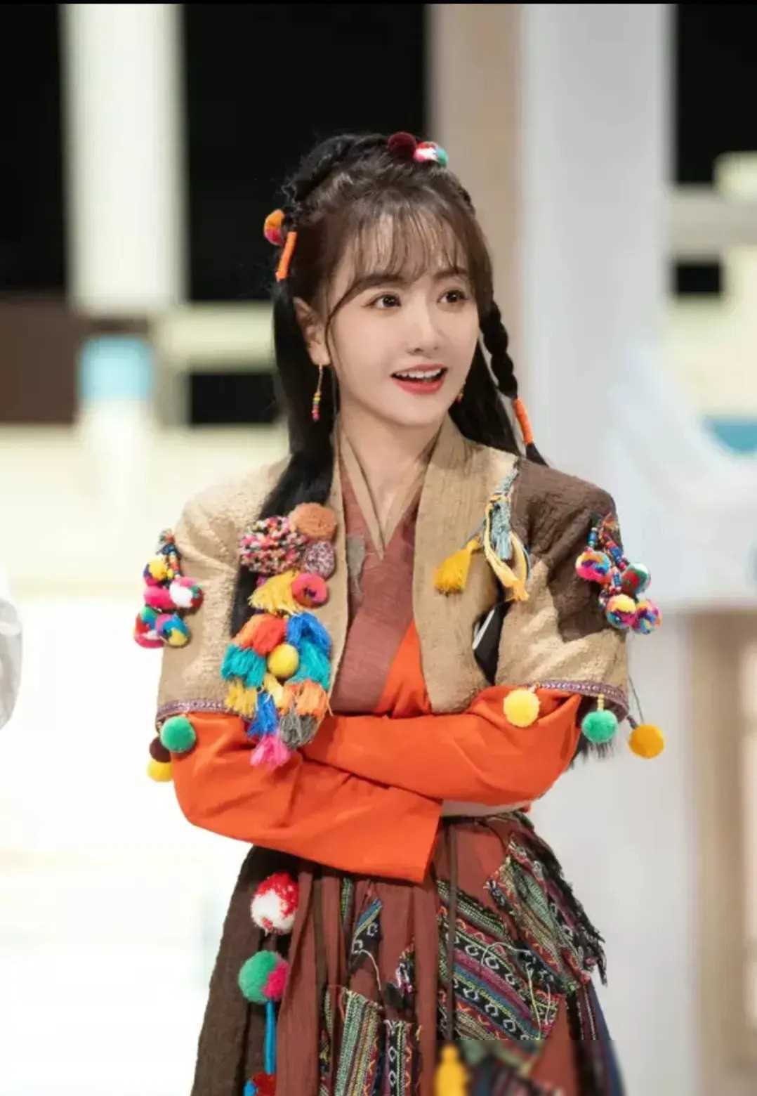 杨蓉演绎多巴胺少女身披彩球展现青春活力