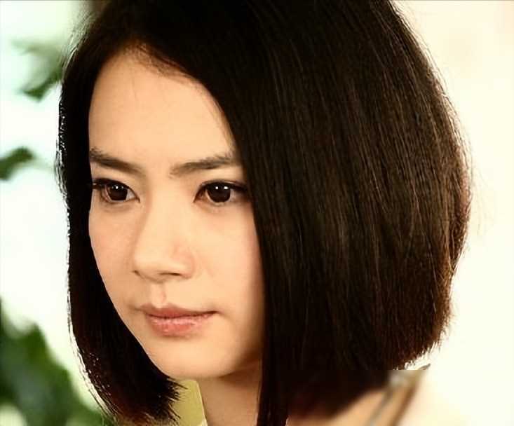 作为一个拥有绝美外貌的女明星,戚薇的感情生活也备受关注.