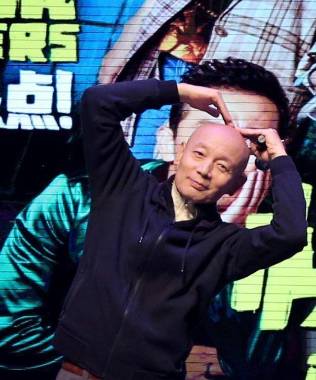 贺岁电影两只老虎中葛大爷"长头发了"