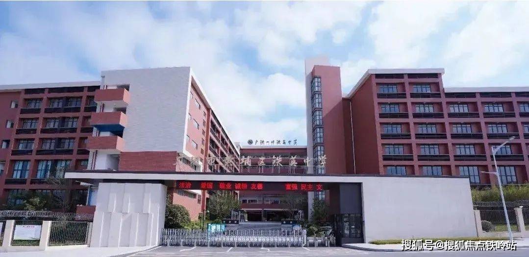 名声赫赫的老牌民校二中苏元学校,在今年转为公立学校,长岭街道恰在