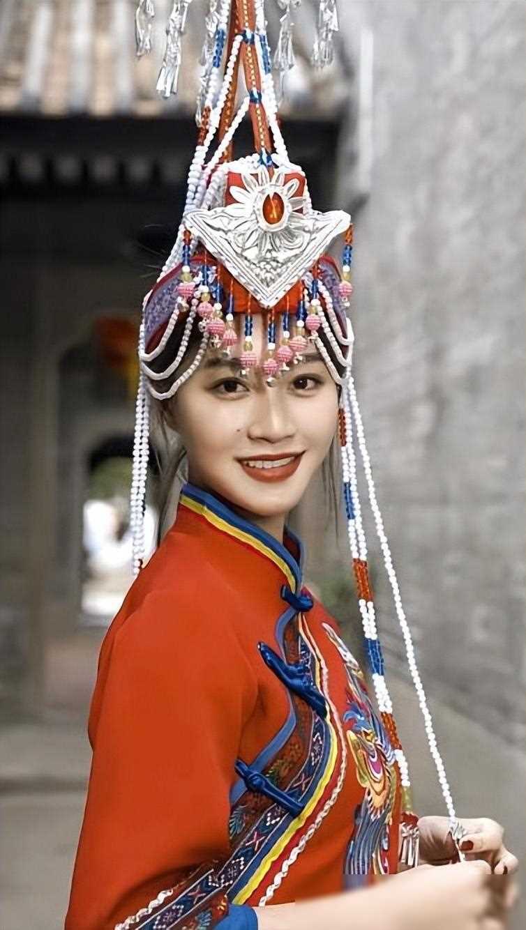 蓝盈莹33岁风采依旧民族服饰亮相引热议腰间赘肉成焦点