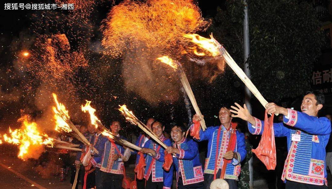 8月10日来云南楚雄与梁静茹张韶涵沙宝亮欢度彝族火把节