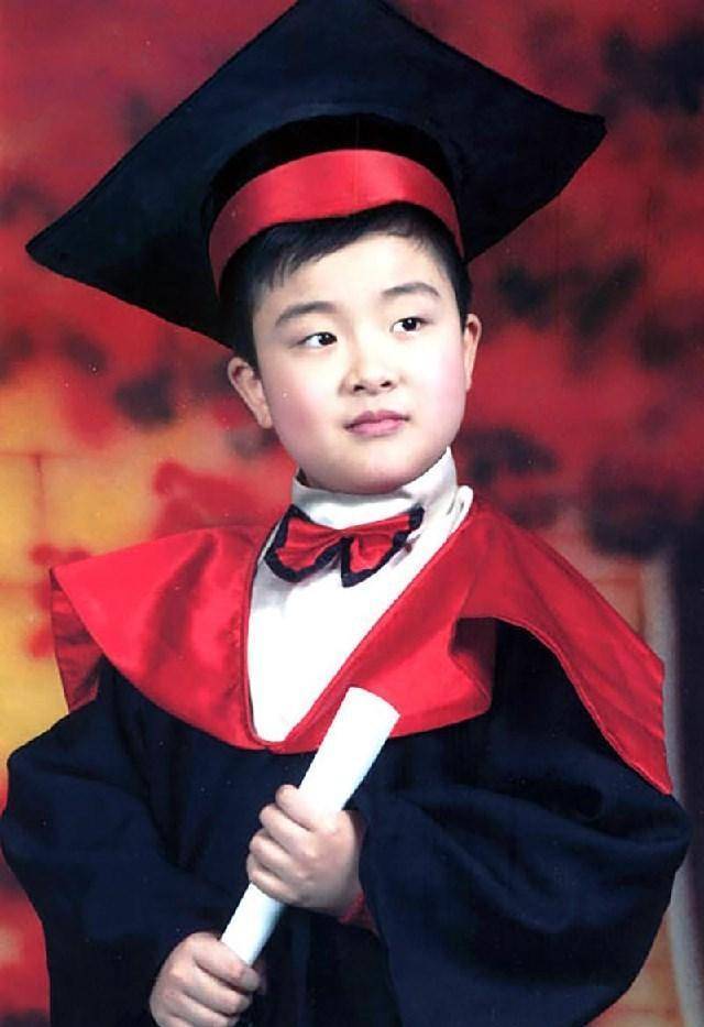 原创曾经官相十足的少年黄艺博从小就爱看史书如今怎么样了武汉市孩子