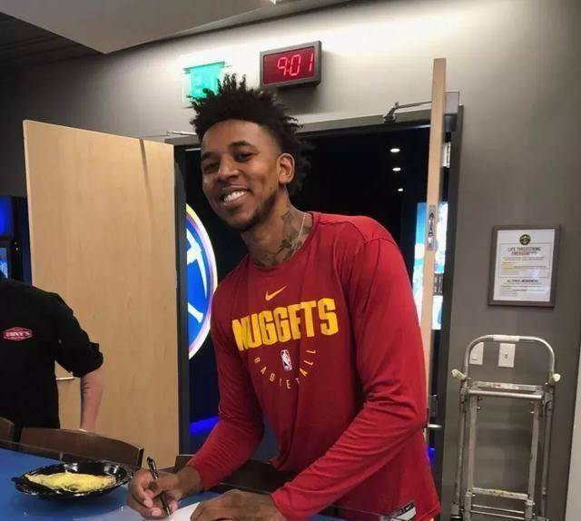 原创过分了啊才打四场球就被裁掉了底薪回勇士报复世界吧