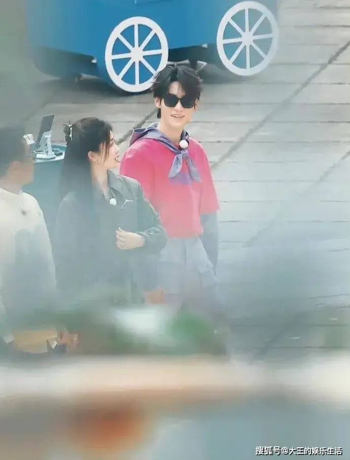 奔跑吧重庆站录制孟子义因飞机延误缺席苗苗探班郑恺疑似救场