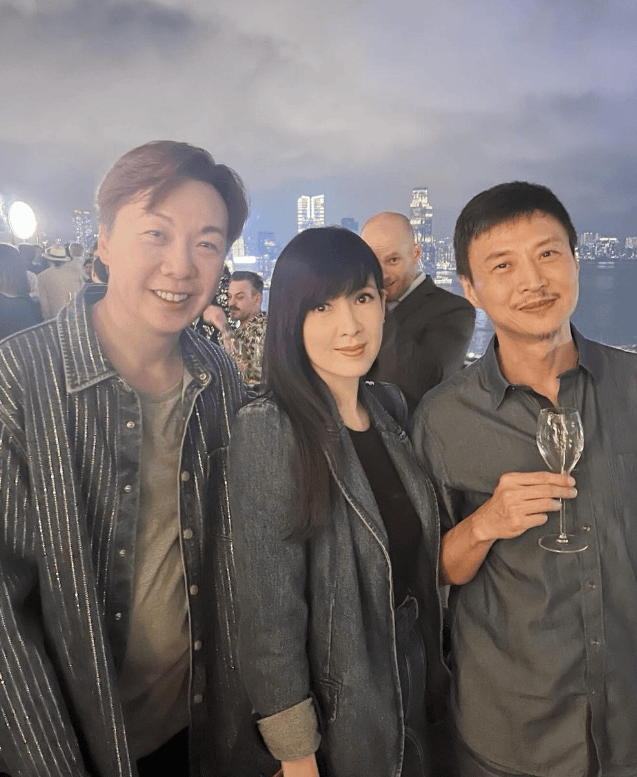 据悉,当晚周慧敏的老公倪震也有现身,两人虽少历经感情的磨难,且至今