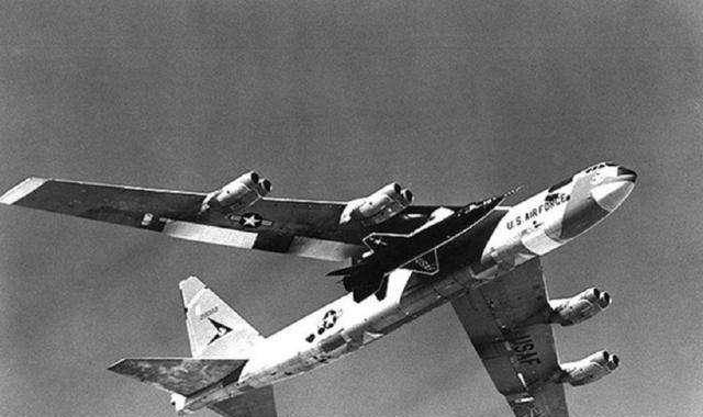 经过远距离飞行,美国飞机终于来到广岛上空,在距离地面上万米的高空