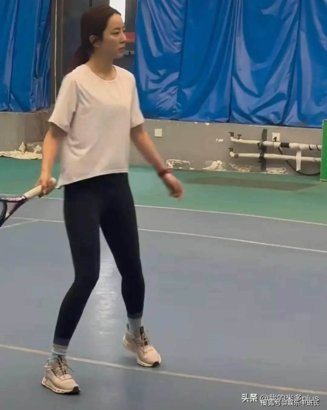 原创李思思现身网球馆素颜不p图一脸疲惫感锥子下巴越来越明显