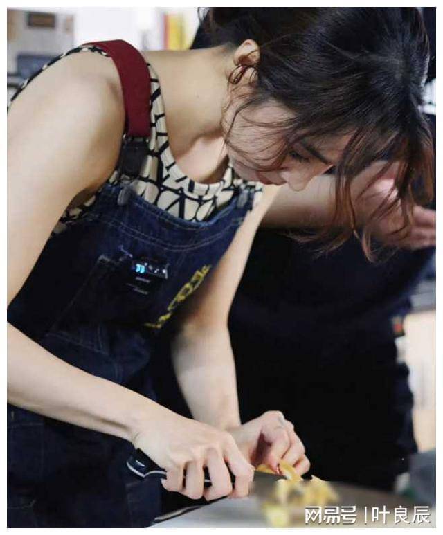 总的来说,蔡依林在综艺节目中的表现引发了我们对于名人生活的思考和