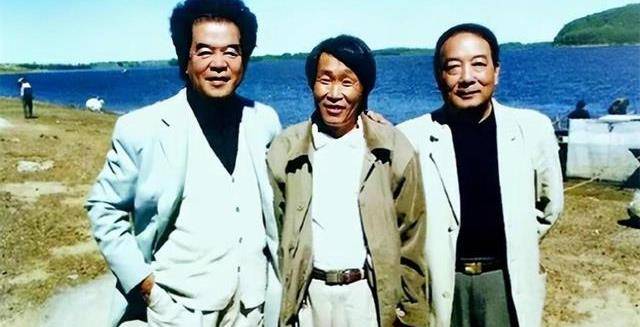 当时,著名歌手王坤正站在后台听.