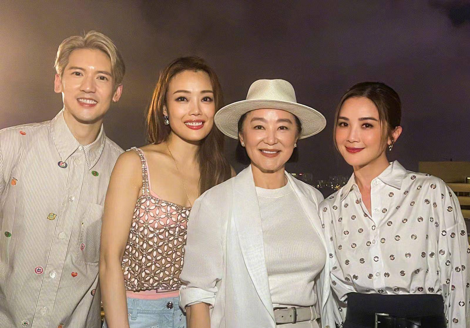 57岁周慧敏罕见与丈夫倪震同框参加派对恩爱合影力破婚变传闻