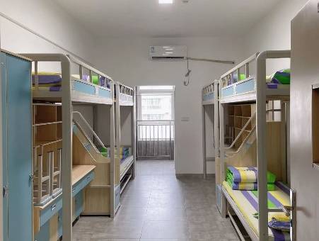 学校实行全封闭公寓式管理,6人间宿舍上床下桌独立学习空间,24小时