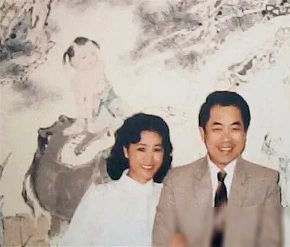 原创楠莉被赞不简单已婚三娃仍令范曾倾心带娃再婚软饭也吃得香