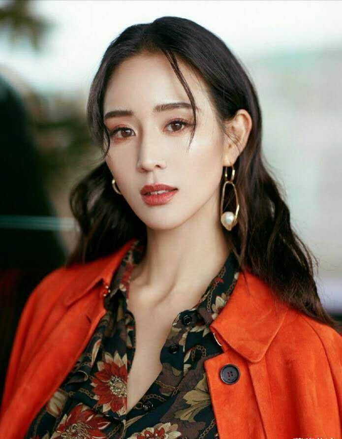 原创张钧甯短发神似蒋雯丽但穿黑白格外套像没脖子拍照角度太重要