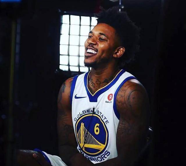 原创过分了啊才打四场球就被裁掉了底薪回勇士报复世界吧