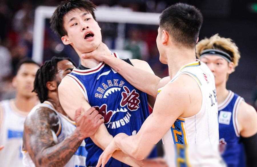 方硕恶意锁喉戴昊引争议王哲林一脸懵圈媒体长文痛批