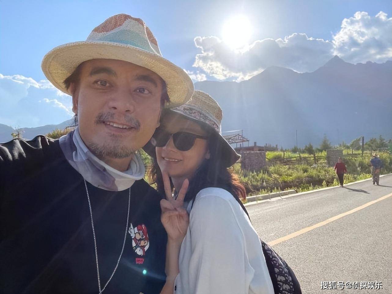 陈龙庆祝领证结婚12年,甜蜜公开与老婆童年照,从小就有夫妻相