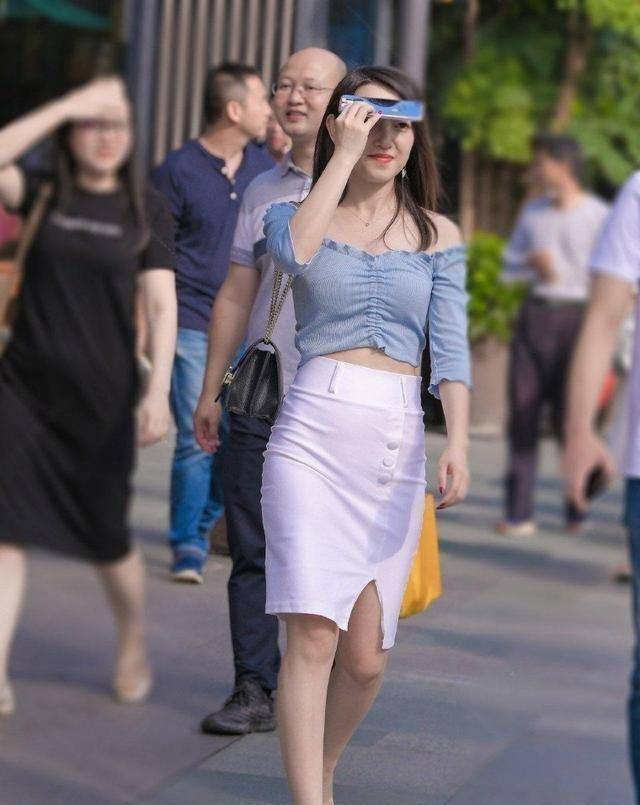 原创黑色修身短袖搭配绿色工装裙简单时尚青春减龄
