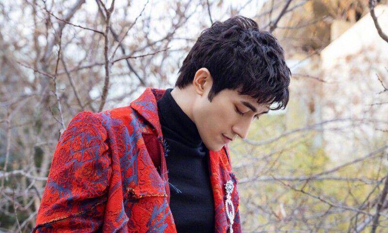 原创李治廷餐厅为混血女友盛汤家人陪同外貌高冷的他竟如此暖男感情