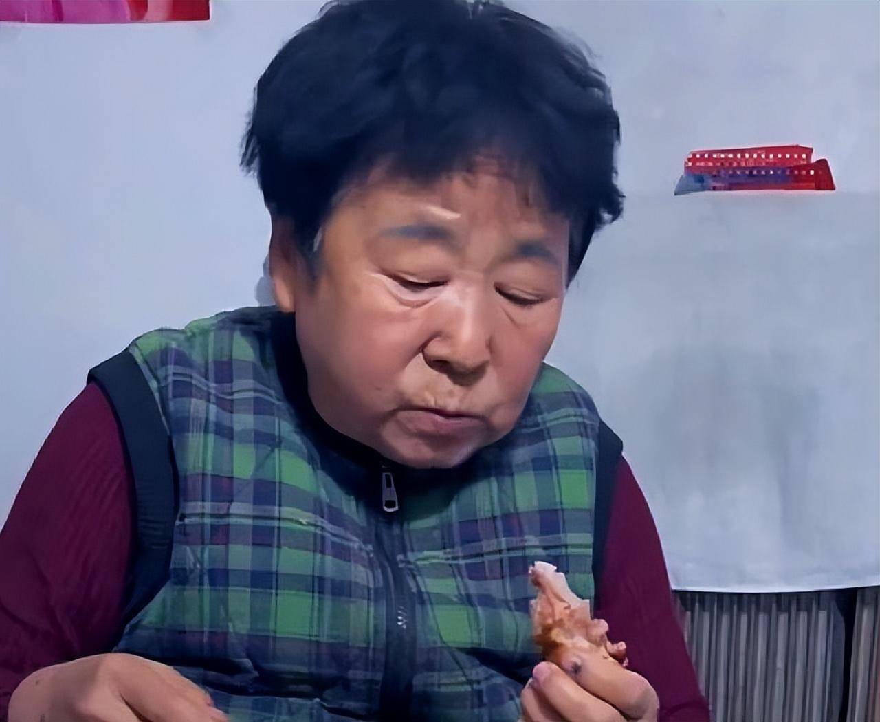 其次是,田姥姥在爆火之后却没有半点架子.