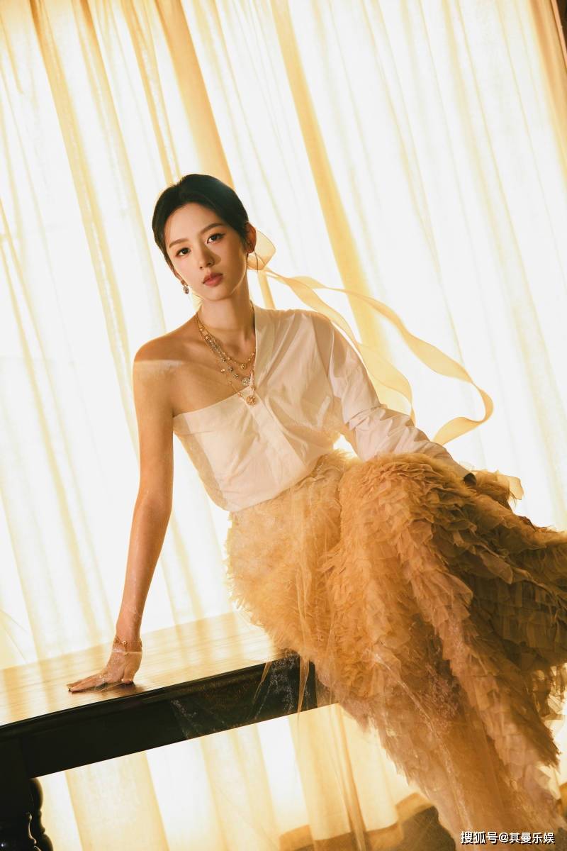 原创北影红毯女神争霸周也温婉甜美尚雯婕科幻造型引领时尚新潮流