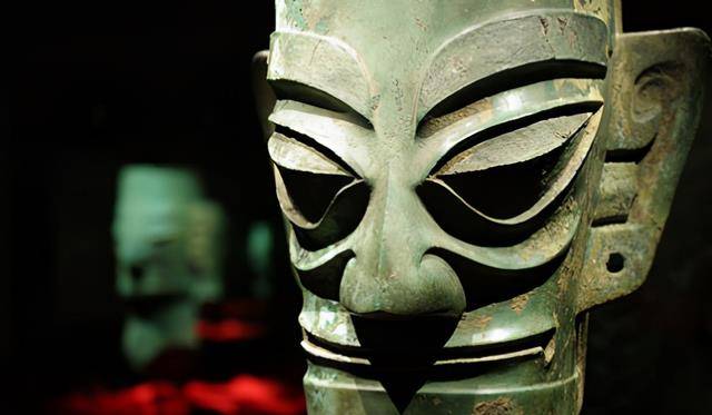 原创三星堆最新出土文新发现由金片组成复杂图案疑似文字鸟