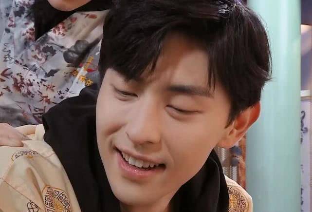 邓伦接受拔罐惩罚看到白美皮肤最后变成了啥样粉丝心疼了