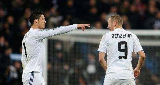 还记得那些年本泽马伊瓜因之争吗狂人为皇马做出最佳抉择