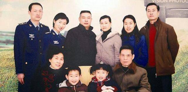 2004年,刘洋与张华相恋并生下女儿.一家人的生活非常幸福.