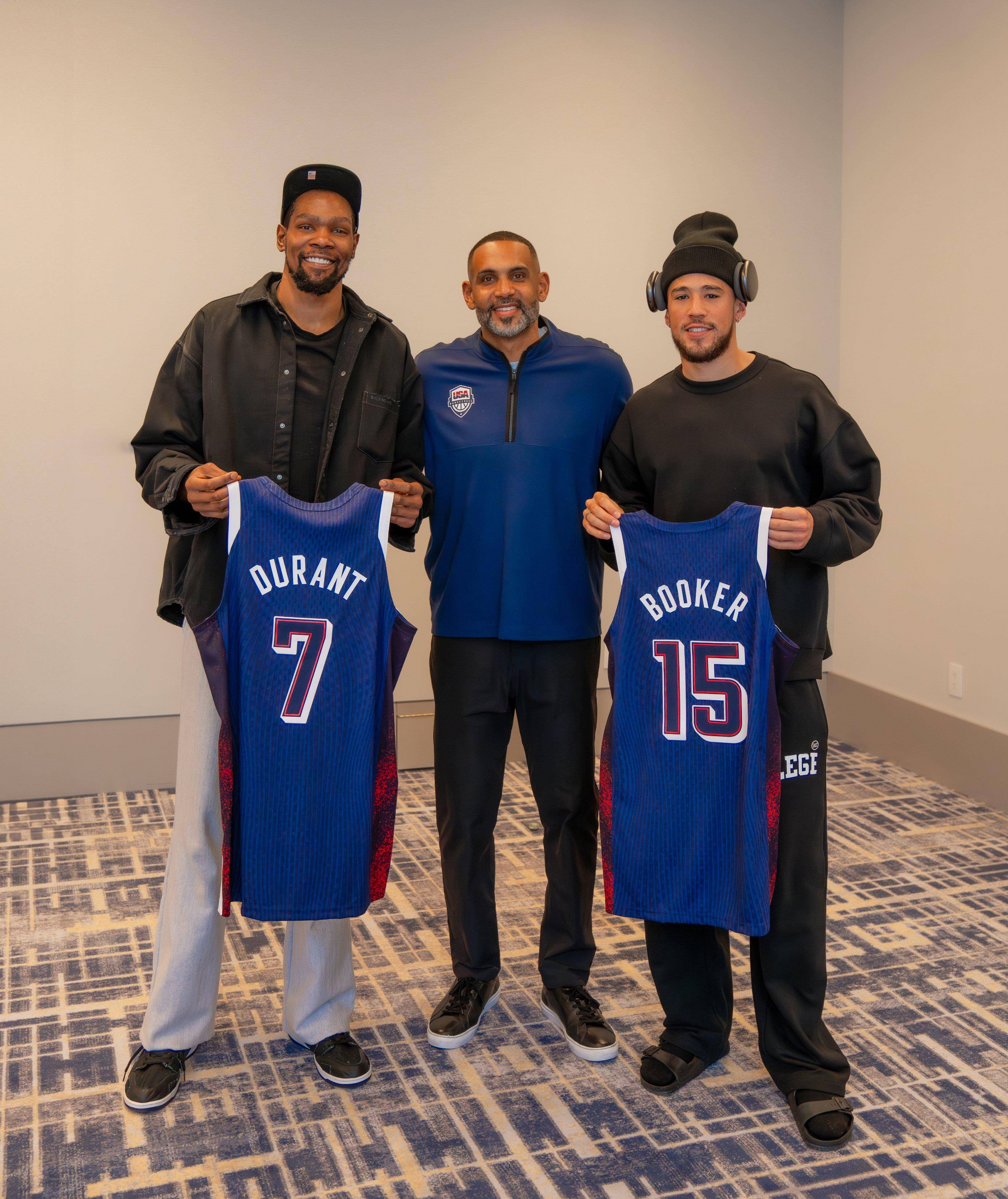 美国男篮官宣奥运名单:杜兰特c位詹库站其身后 众星都笑着展示球衣