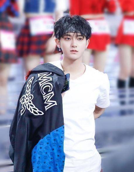 黄子韬:男扮女装姿色万千,反串形象少女感十足竟撞脸"孙如云"