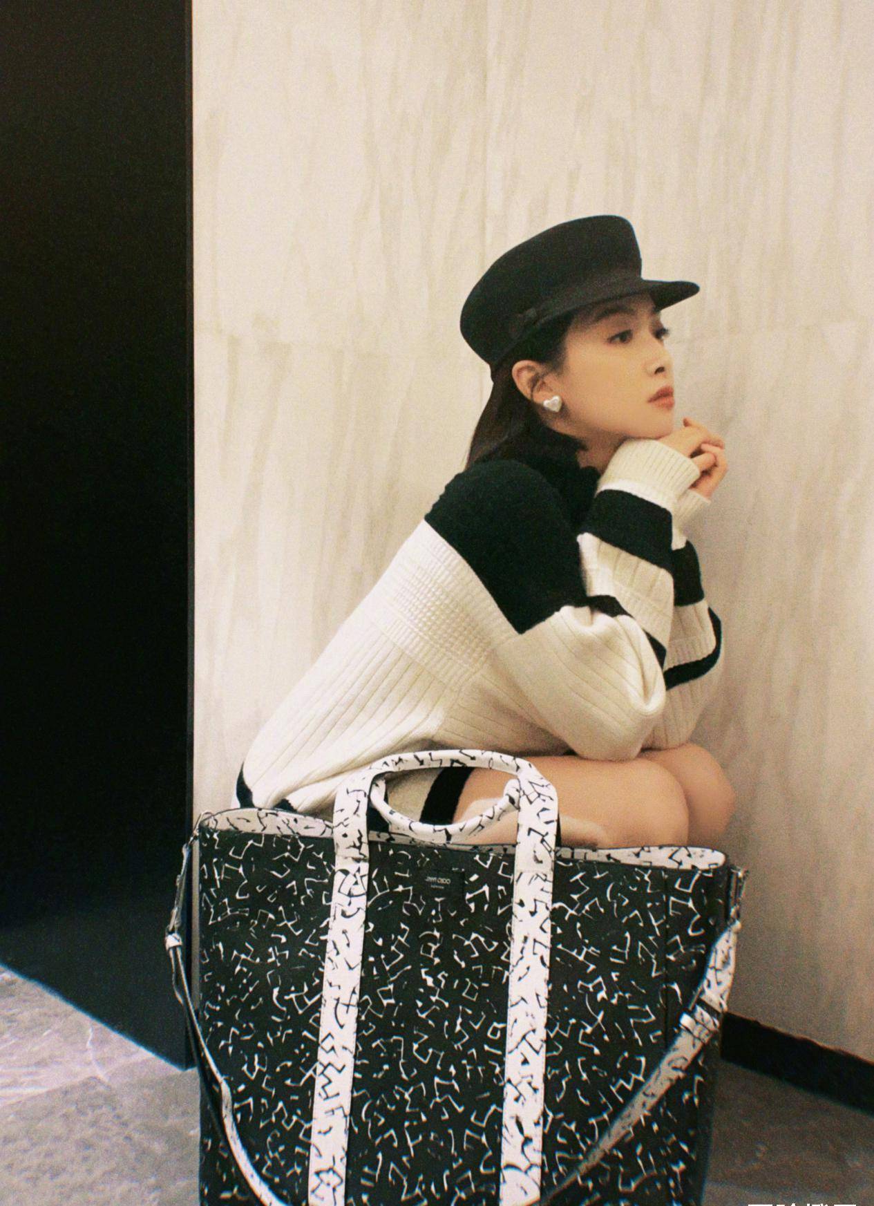 宋茜晒环球影城游玩照:香芋紫短大衣温柔靓丽,粉色小猪帽太可爱