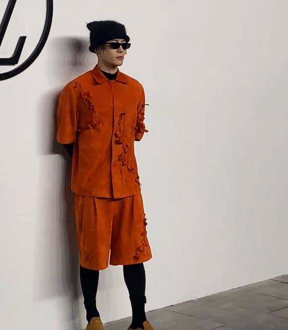 就比如王嘉尔,脚上踩着两坨"翔"就出来了,还有他头上带着耳朵的棉帽子