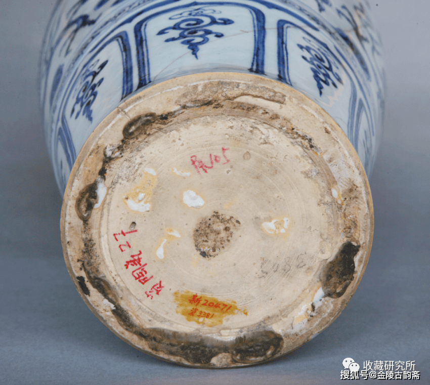 元青花足底18,中低档仿品为降低成本,都使用机械加工原料生产,其底足