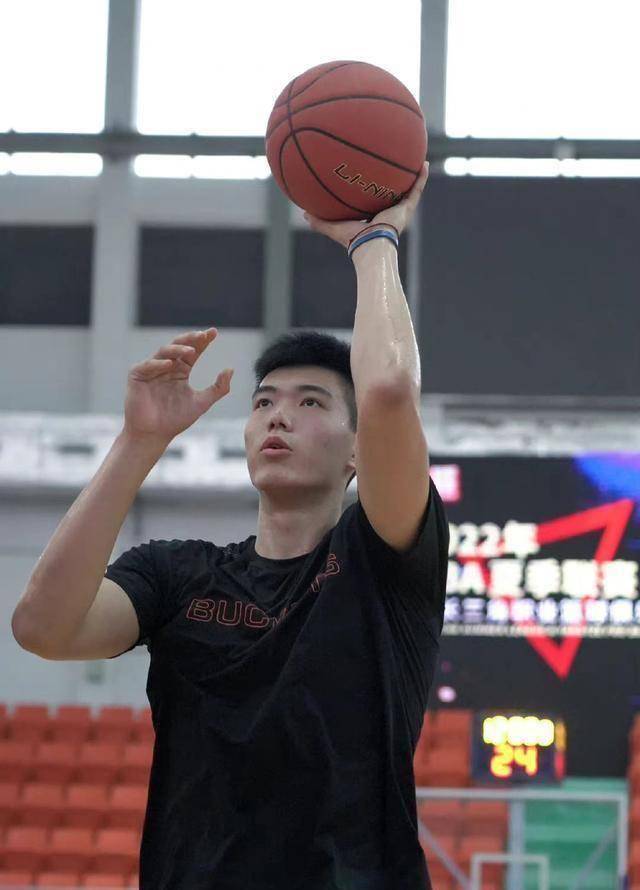 胡金秋28分赵岩昊低迷,崔永熙观赏性十足,广厦险胜广州