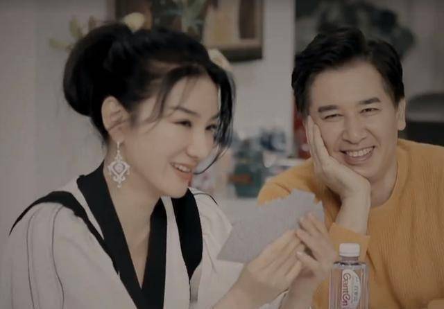 黄奕矜持点吧!约会2次带崔伟玩双人瑜伽,放话女儿教育交给他了