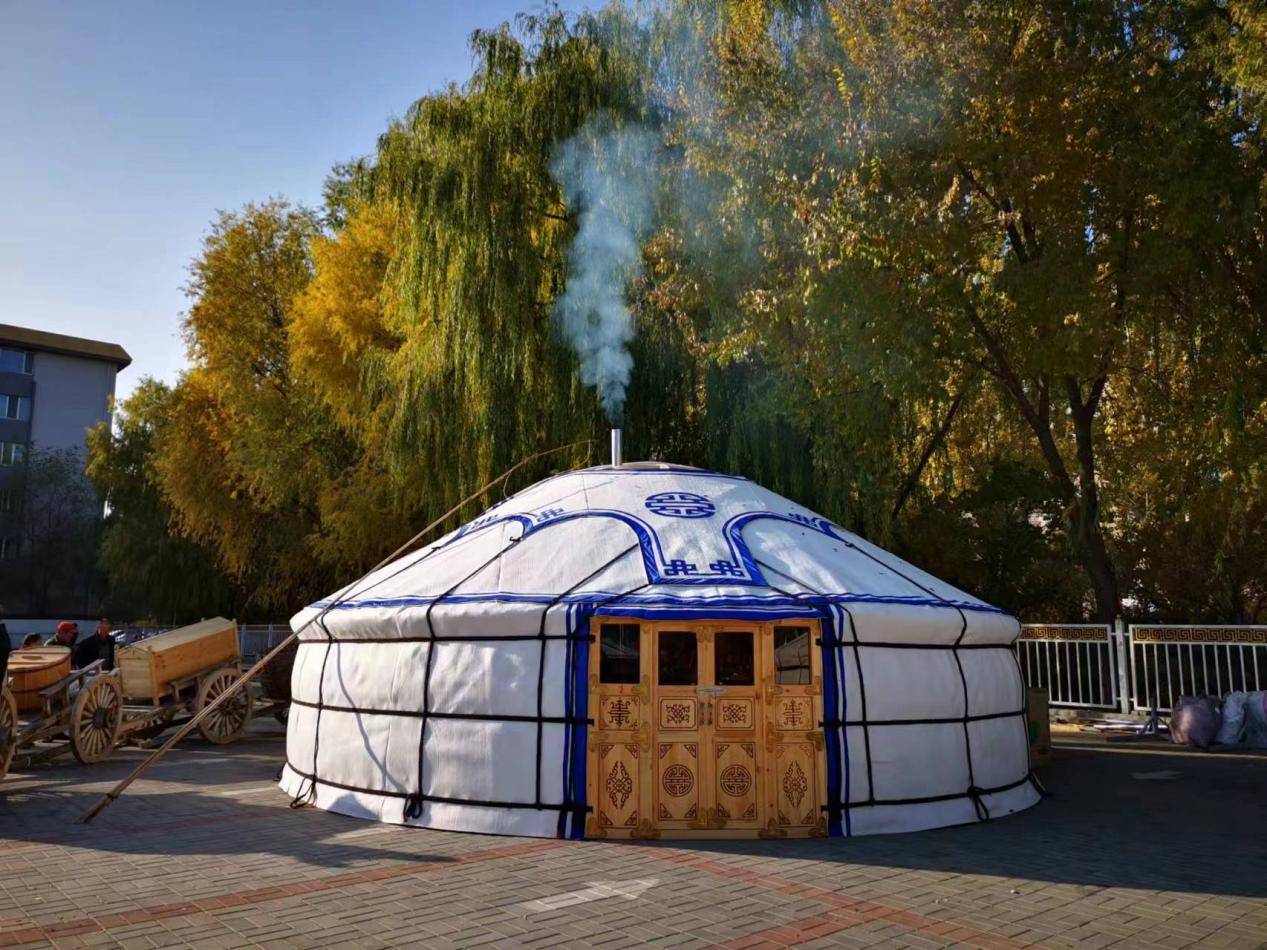 以下是一些实用新型蒙古包的特点:一,材料升级:在保持传统木质框架的