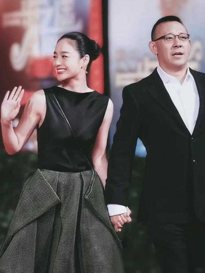 姜文一家四口同框,周韵显老认不出,两子颜值一般