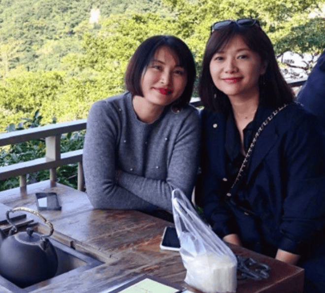 徐静蕾移居美国,享受上流生活,与友人高尔夫聚会