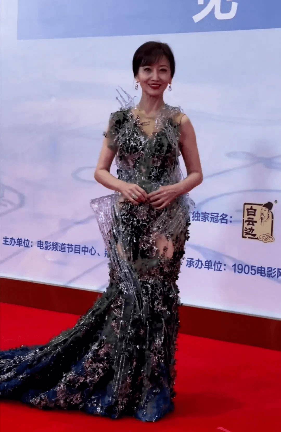 原创穿镂空裙走红毯满脸皱纹却不影响美赵雅芝修图还是身材美丽