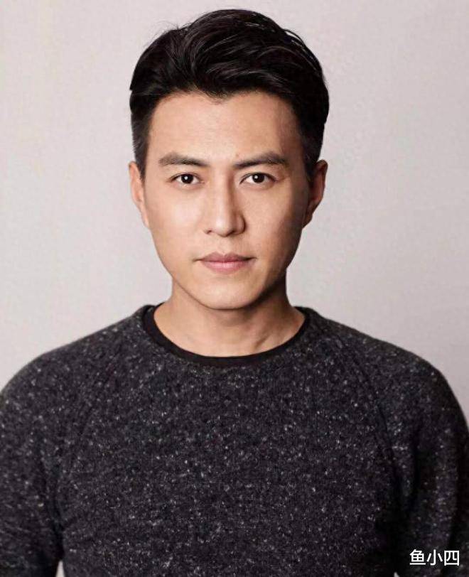 二十三岁之前,他做过服务员,当过酒吧驻唱歌手,还曾在路边摆过地摊.